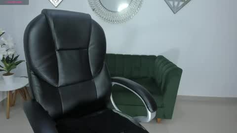 mystic_nova_ online show from May 30, 11:52 am