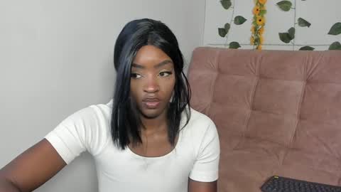 Nahomy  online show from April 22, 6:27 pm