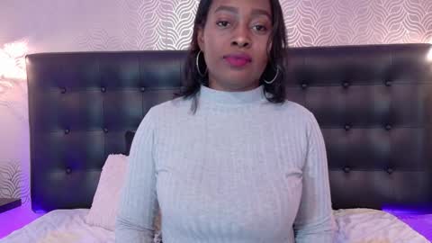 naiaramasson_ online show from November 7, 12:44 pm