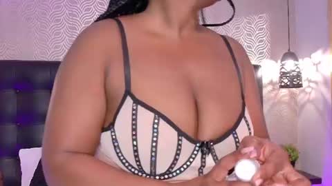 naiaramasson_ online show from June 15, 12:27 pm