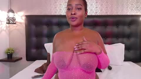 naiaramasson_ online show from June 4, 2:54 pm
