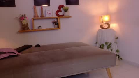 nairagold_ online show from May 16, 2:03 am