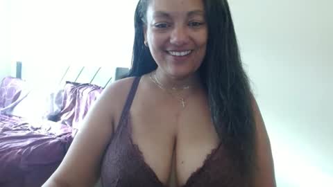 Snapshot of nala_thickk chatting on December 6, 3:33 pm Nala Thickk online show from December 6, 3:33 pm