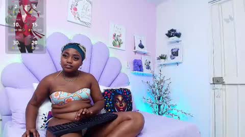 Snapshot of naomyholt chatting on October 4, 12:00 pm NaomyHolt online show from October 4, 12:00 pm