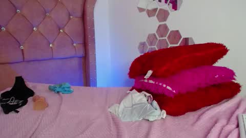 nat_evans8 online show from February 13, 6:04 am