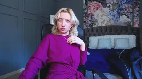Snapshot of natalie_bitton chatting on December 17, 7:40 am Natalie online show from December 17, 7:40 am