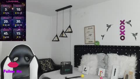 Snapshot of natasha__logan chatting on December 16, 4:02 am Natasha online show from December 16, 4:02 am