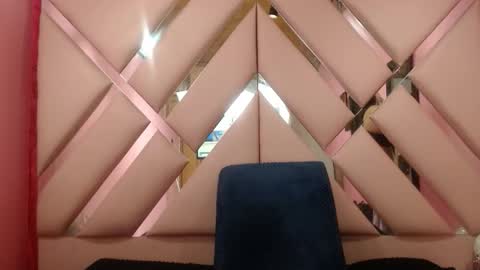 nathaly low online show from December 18, 3:11 am