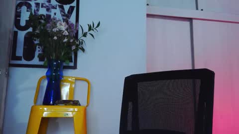 Em  please help me reach 100 thumbs up 3 online show from January 10, 10:14 pm