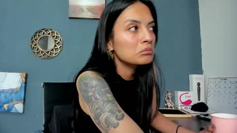 Snapshot of nia__white chatting on January 2, 5:07 pm laura online show from January 2, 5:07 pm