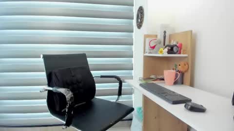 Snapshot of nia__white chatting on February 18, 5:33 pm laura online show from February 18, 5:33 pm