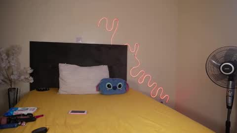 Snapshot of nia_bell chatting on December 20, 11:10 am kikiNiaAria online show from December 20, 11:10 am