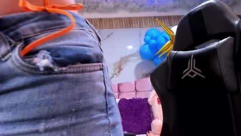 nicolee19_ online show from October 2, 11:15 am