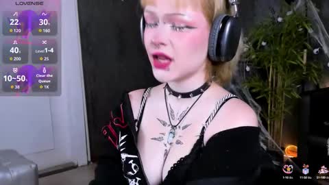 Snapshot of nicolefloret chatting on October 16, 8:44 pm Nicole online show from October 16, 8:44 pm