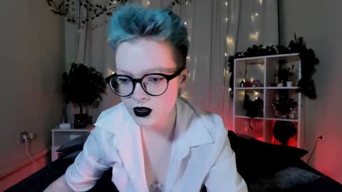 Snapshot of nicolefloret chatting on January 1, 8:37 pm Nicole online show from January 1, 8:37 pm