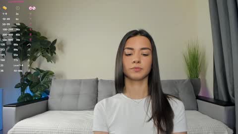 Snapshot of nicoleluuv chatting on December 5, 1:17 pm Dua Lipa online show from December 5, 1:17 pm