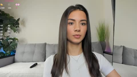 Snapshot of nicoleluuv chatting on December 4, 1:09 pm Dua Lipa online show from December 4, 1:09 pm