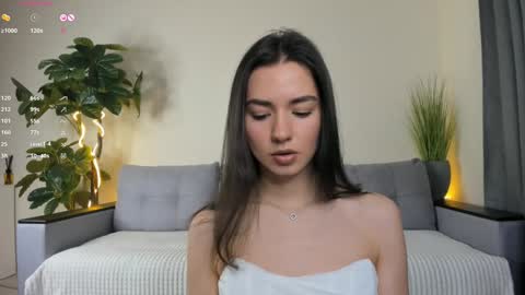 Snapshot of nicoleluuv chatting on January 9, 1:02 pm Dua Lipa online show from January 9, 1:02 pm