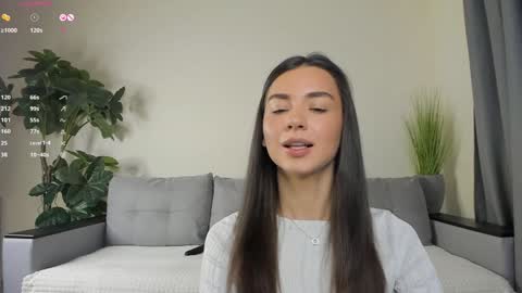 Snapshot of nicoleluuv chatting on December 22, 1:11 pm Dua Lipa online show from December 22, 1:11 pm