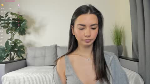 Snapshot of nicoleluuv chatting on January 17, 1:03 pm Dua Lipa online show from January 17, 1:03 pm