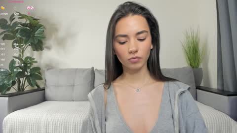 Snapshot of nicoleluuv chatting on January 16, 1:04 pm Dua Lipa online show from January 16, 1:04 pm