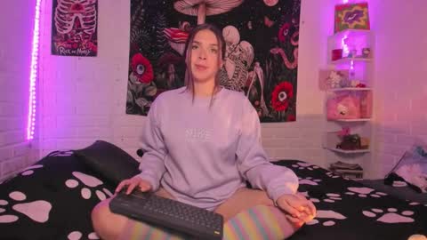 Nicol independent model online show from October 23, 9:32 pm