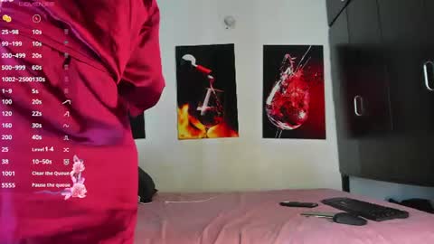 nicolle_hanks1 online show from July 9, 12:46 am