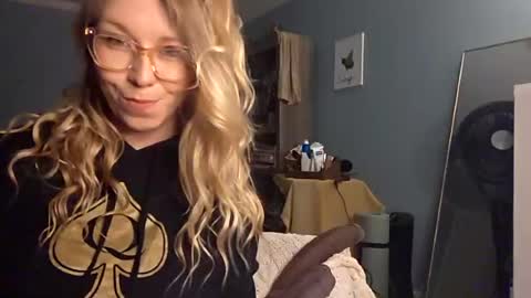 nikkib653466 online show from August 6, 8:05 pm