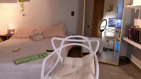 Snapshot of nikol_je chatting on September 27, 10:28 pm Nicole cam online show from September 27, 10:28 pm