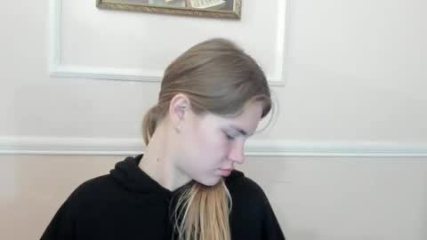 ninarihh online show from November 29, 1:59 pm