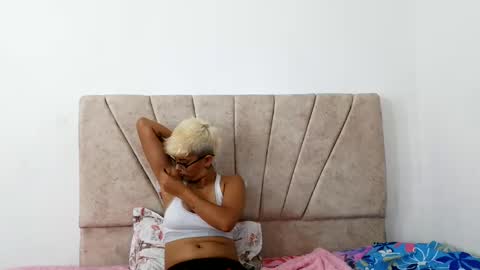 nini_smith online show from May 30, 6:33 am