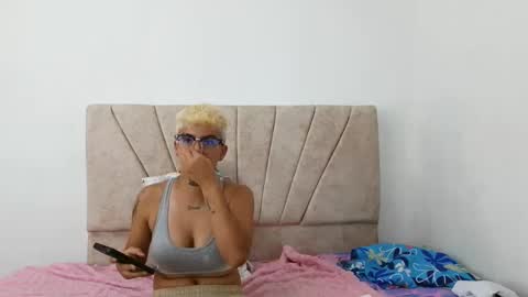 nini_smith online show from May 29, 2:20 am