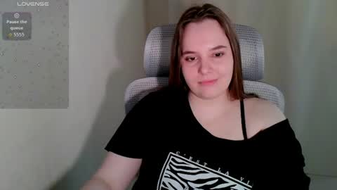 noir_ember_ online show from July 28, 4:51 pm
