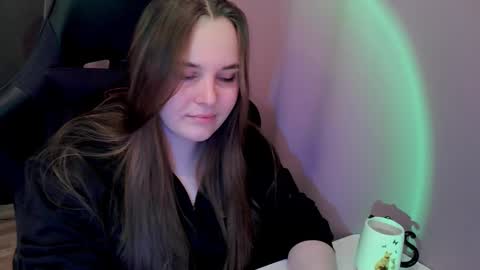 noir_ember_ online show from November 10, 12:44 pm