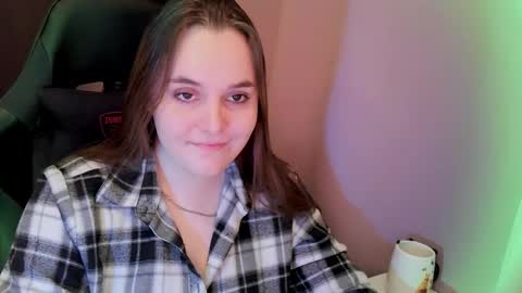 noir_ember_ online show from December 22, 12:41 pm