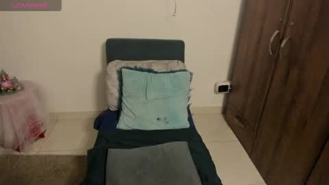 nuit_rose online show from April 10, 6:30 am