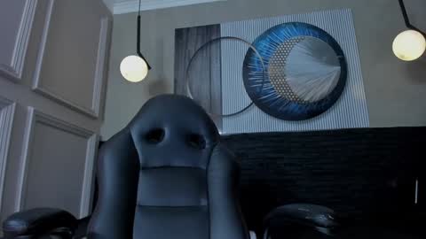 independent model online show from January 24, 4:49 pm