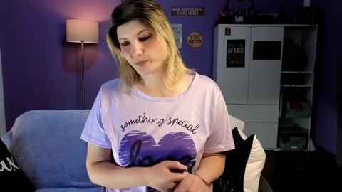 OliSunny Olivia online show from April 7, 8:11 pm