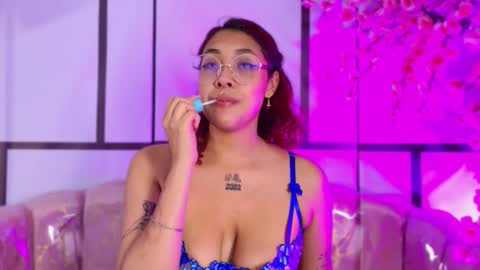 Snapshot of olivejoness_ chatting on October 9, 7:12 am olive online show from October 9, 7:12 am