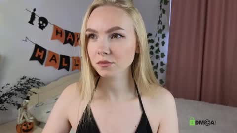 Snapshot of olivia_888 chatting on October 19, 9:44 am olivia_888 online show from October 19, 9:44 am