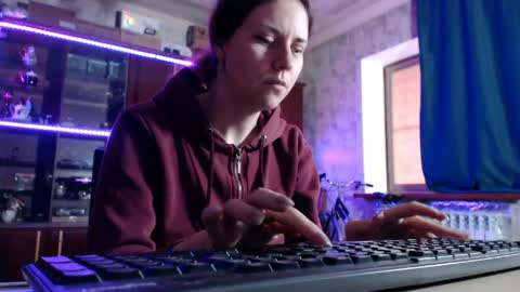 Ella online show from May 21, 8:45 am