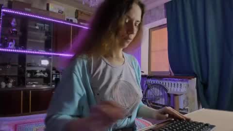 Ella online show from May 28, 7:17 am