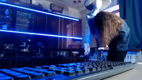 Ella online show from May 15, 7:44 am