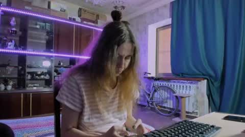 Ella online show from June 13, 8:12 am