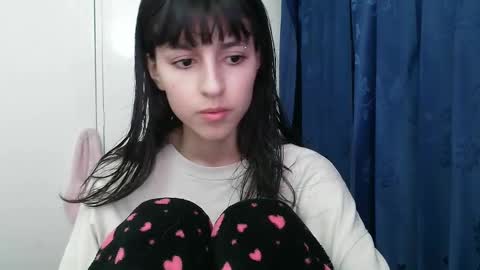 Snapshot of paulainblue chatting on December 5, 1:36 am online show from December 5, 1:36 am