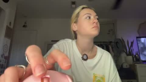 peachesncreampiezz online show from June 20, 10:02 pm