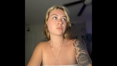 peachesncreampiezz online show from June 22, 7:55 pm