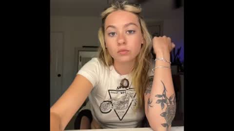 peachesncreampiezz online show from June 29, 6:51 pm