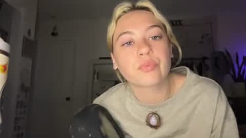 peachesncreampiezz online show from June 13, 5:38 am