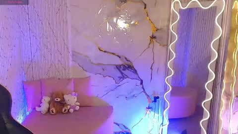 peachy_tay online show from April 14, 11:54 am